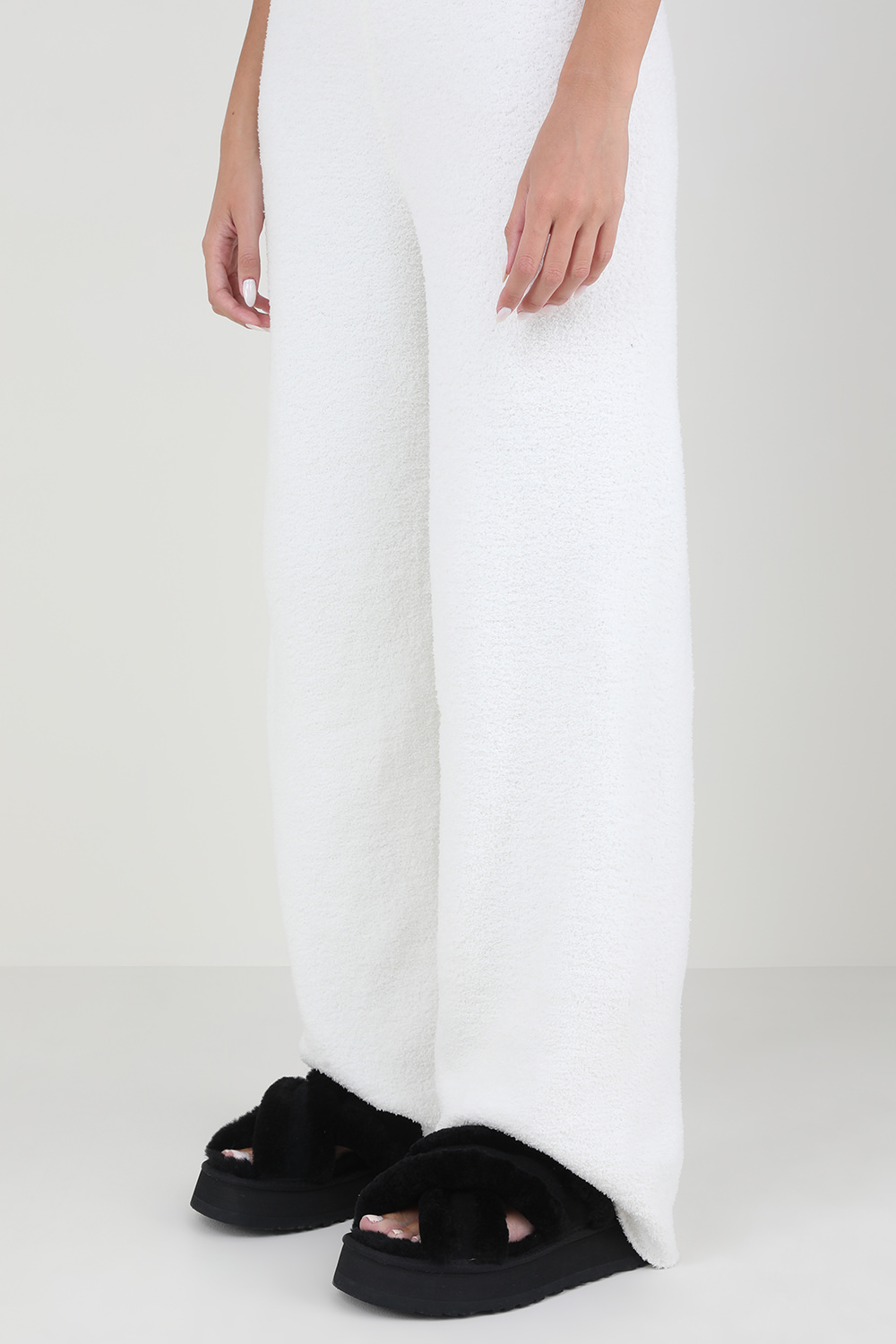 תמונת כל הלוק של נעלי סלייד דיסקו קרוס